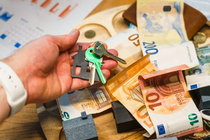 Πολίτες σε ουρά σε υπηρεσία κοινωνικής πρόνοιας