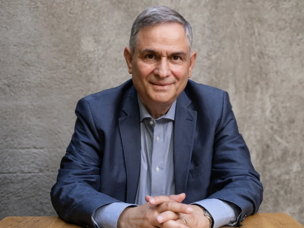 Επίσημο κάθετο πορτρέτο του Φίλιππου Σαχινίδη