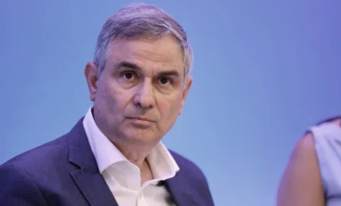 Παρουσίαση ερευνητικής έκθεσης με διαγράμματα σε οθόνη