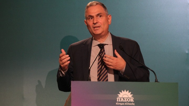 Ο Φίλιππος Σαχινίδης σε ομιλία από βήμα